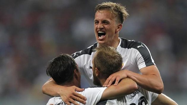 Plzeňský Jan Kopic (nahoře) se raduje se spoluhráči po gólu proti FCSB. Plzeňský Jan Kopic (nahoře) se raduje se spoluhráči po gólu proti FCSB.