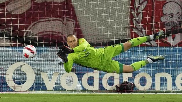 Brankář bratislavského Slovanu Adrian Chovan v akci. Brankář bratislavského Slovanu Adrian Chovan v akci.