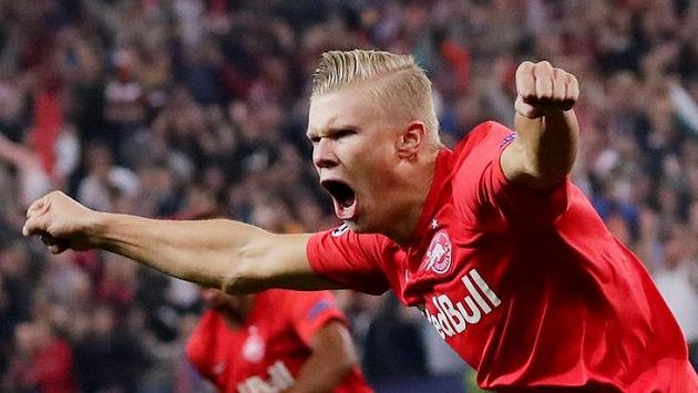 Norský útočník Salcburku Erling Braut Haaland slaví jeden ze svých gólů v duelu s Genkem. Norský útočník Salcburku Erling Braut Haaland slaví jeden ze svých gólů v duelu s Genkem.