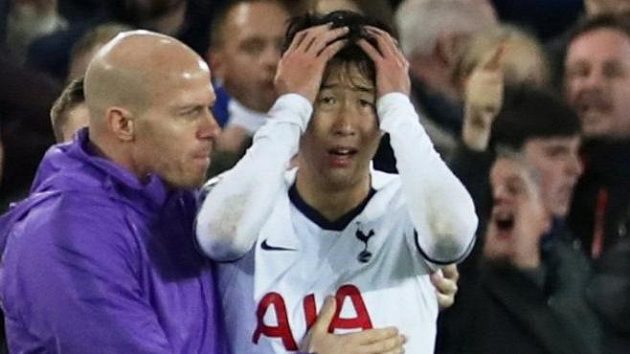 Fotbalisté Tottenhamu se po zraněné hvězdě Harrym Kaneovi budou muset obejít i bez další střelecké opory Son Hung-mina Fotbalisté Tottenhamu se po zraněné hvězdě Harrym Kaneovi budou muset obejít i bez další střelecké opory Son Hung-mina