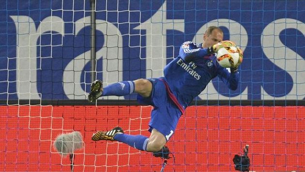 Jaroslav Drobný z Hamburku v akci při utkání s Brémami. Jaroslav Drobný z Hamburku v akci při utkání s Brémami.