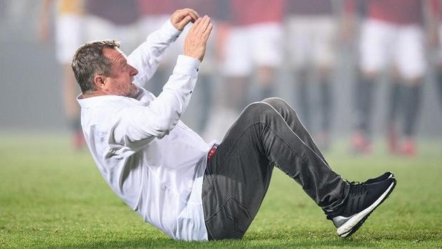 Trenér Sparty Praha Pavel Vrba předvádí svou specialitu, kotoul vzad. Trenér Sparty Praha Pavel Vrba předvádí svou specialitu, kotoul vzad.