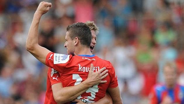 Hráči Plzně Jan Kovařík (zády) a Václav Procházka oslavují gól. Hráči Plzně Jan Kovařík (zády) a Václav Procházka oslavují gól.