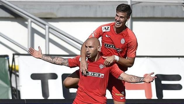Hráči Brna se radují z druhého gólu. Zleva autor gólu Peter Štepanovský a Adrián Čermák. Hráči Brna se radují z druhého gólu. Zleva autor gólu Peter Štepanovský a Adrián Čermák.