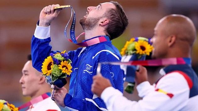 Artem Dolgopjat slaví zlatou olympijskou medaili Artem Dolgopjat slaví zlatou olympijskou medaili