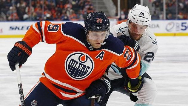 Kanonýr Oilers Leon Draisaitl v souboji s obráncem Jamiem Oleksiakem ze Seattlu. Kanonýr Oilers Leon Draisaitl v souboji s obráncem Jamiem Oleksiakem ze Seattlu.