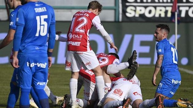 Radost hráčů Pardubic z gólu, který vstřelil Jan Jeřábek. Radost hráčů Pardubic z gólu, který vstřelil Jan Jeřábek.