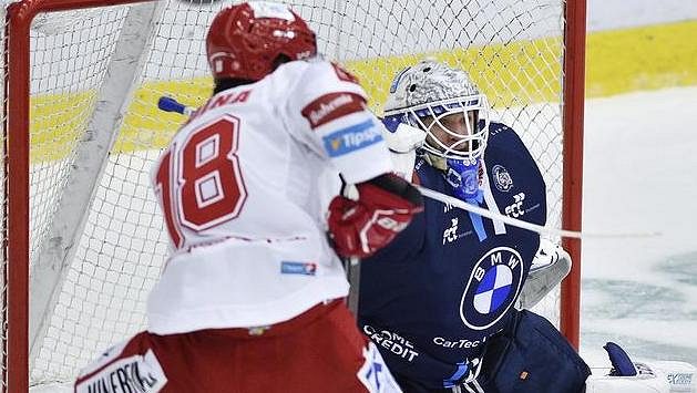 Brankář Liberce Petr Kváča a Filip Zadina z Třince. Brankář Liberce Petr Kváča a Filip Zadina z Třince.