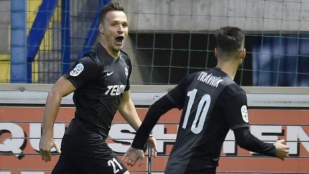 Autor úvodního gólu derby v Liberci jablonecký Stanislav Tecl (vlevo) se raduje se spoluhráčem Michalem Trávníkem. Autor úvodního gólu derby v Liberci jablonecký Stanislav Tecl (vlevo) se raduje se spoluhráčem Michalem Trávníkem.
