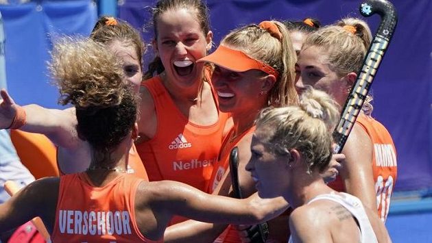 Nizozemské pozemní hokejistky slaví gól v semifinálovém duelu olympijského turnaje proti Británii. Nizozemské pozemní hokejistky slaví gól v semifinálovém duelu olympijského turnaje proti Británii.