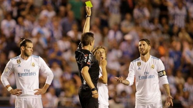 Sergio Ramos dostává proti La Coruně první žlutou kartu. V nastaveném čase pak přišla druhá. Sergio Ramos dostává proti La Coruně první žlutou kartu. V nastaveném čase pak přišla druhá.