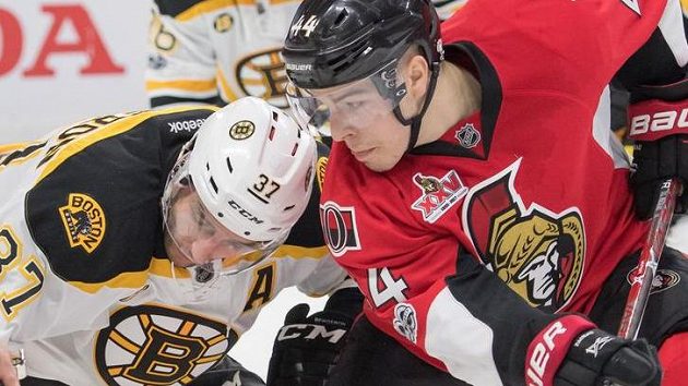 Bostonský Patrice Bergeron (vlevo) v souboji s Jeanem-Gabrielem Pageauem z Ottawy. Bostonský Patrice Bergeron (vlevo) v souboji s Jeanem-Gabrielem Pageauem z Ottawy.