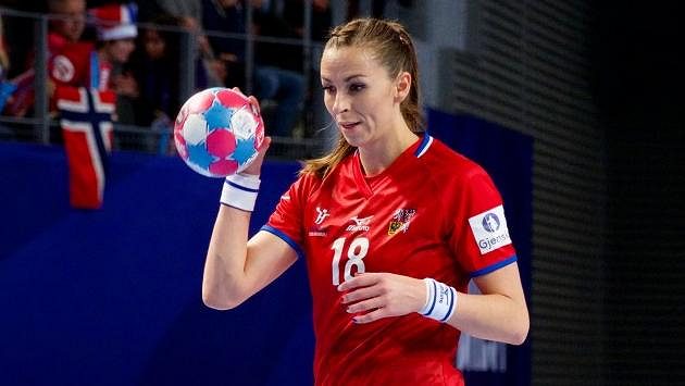 Iveta Korešová se chystá k sedmičce v zápase proti Norsku. Iveta Korešová se chystá k sedmičce v zápase proti Norsku.