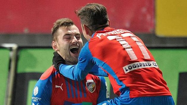 Autor rozhodujícího gólu Radim Řezník (vlevo) a Milan Petržela, oba z Plzně. Autor rozhodujícího gólu Radim Řezník (vlevo) a Milan Petržela, oba z Plzně.