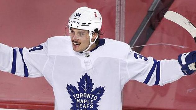 Útočník Toronta Maple Leafs Auston Matthews slaví gól proti Calgary. Útočník Toronta Maple Leafs Auston Matthews slaví gól proti Calgary.