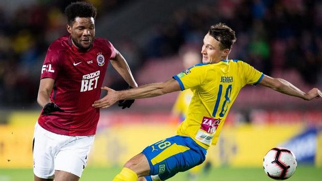 Benjamin Tetteh ze Sparty Praha a Michal Jeřábek z Teplic. Benjamin Tetteh ze Sparty Praha a Michal Jeřábek z Teplic.
