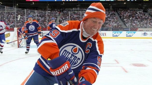 Wayne Gretzky v dresu Edmontonu během zápasu legend v roce 2016. Wayne Gretzky v dresu Edmontonu během zápasu legend v roce 2016.