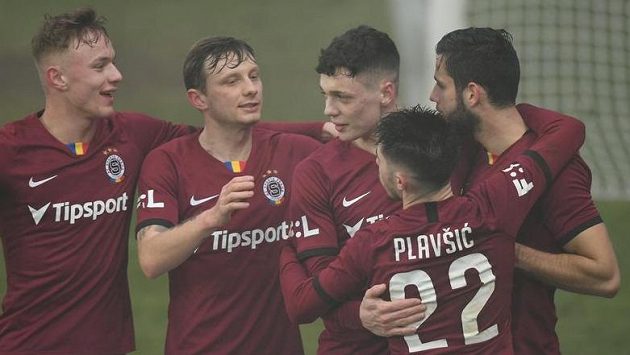 Fotbalisté Sparty se radují z Hanckova (první zprava) gólu z penalty ve Zlíně, první zleva Adam Karabec. Fotbalisté Sparty se radují z Hanckova (první zprava) gólu z penalty ve Zlíně, první zleva Adam Karabec.