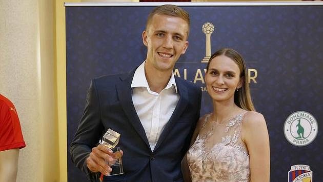 Tomáš Souček s partnerkou a cenou pro nejlepšího hráče české ligy. Tomáš Souček s partnerkou a cenou pro nejlepšího hráče české ligy.