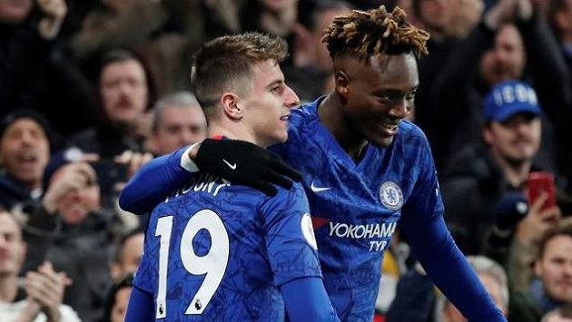 Mason Mount a Tammy Abraham se radují z branky (ilustrační foto) Mason Mount a Tammy Abraham se radují z branky (ilustrační foto)