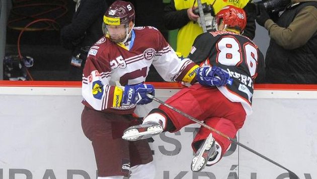 Sparťanský útočník Jan Hlaváč (vlevo) v souboji s královéhradeckým útočníkem Tomášem Mertlem v zápase 28. kola Tipsport extraligy. Sparťanský útočník Jan Hlaváč (vlevo) v souboji s královéhradeckým útočníkem Tomášem Mertlem v zápase 28. kola Tipsport extraligy.