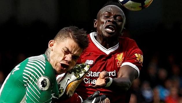 Gólman Manchesteru City Ederson Moraes inkasuje úder kopačkou do hlavy od Man´ho z Liverpoolu. Gólman Manchesteru City Ederson Moraes inkasuje úder kopačkou do hlavy od Man´ho z Liverpoolu.