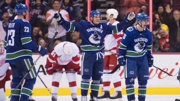 Útočník Vancouveru Antoine Roussel se raduje ze své branky proti Detroitu. Útočník Vancouveru Antoine Roussel se raduje ze své branky proti Detroitu.