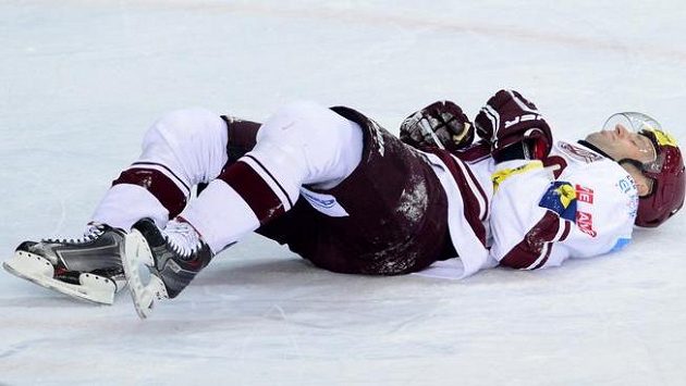 Sparťanský hokejový útočník Jaroslav Hlinka leží na ledě v průběhu druhého čtvrtfinálového duelu play off s Vítkovicemi. Sparťanský hokejový útočník Jaroslav Hlinka leží na ledě v průběhu druhého čtvrtfinálového duelu play off s Vítkovicemi.