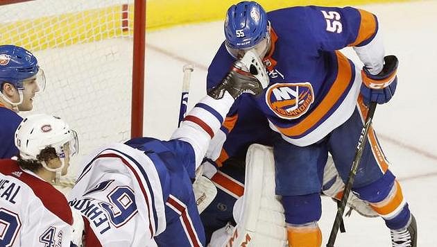 Útočník Montrealu Artturi Lehkonen (62) zasahuje obránce NY Islanders Johnnyho Boychuka bruslí do tváře. Útočník Montrealu Artturi Lehkonen (62) zasahuje obránce NY Islanders Johnnyho Boychuka bruslí do tváře.