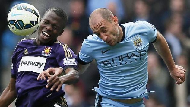 Pablo Zabaleta (vpravo) z Manchesteru City v utkání s West Hamem. Pablo Zabaleta (vpravo) z Manchesteru City v utkání s West Hamem.