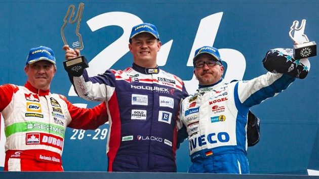 Adam Lacko (uprostřed) na archivním snímku na zlatém stupínku v Le Mans. Adam Lacko (uprostřed) na archivním snímku na zlatém stupínku v Le Mans.