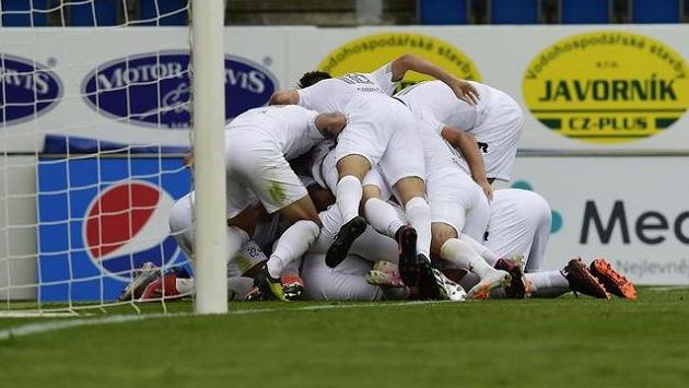 Fotbalisté Slovácka se radují z gólu. Fotbalisté Slovácka se radují z gólu.