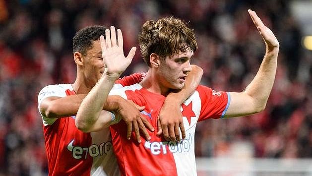 Alexander Bah ze Slavie Praha a Daniel Samek oslavují gól na 2:0 během utkání s Hradcem Králové. Alexander Bah ze Slavie Praha a Daniel Samek oslavují gól na 2:0 během utkání s Hradcem Králové.