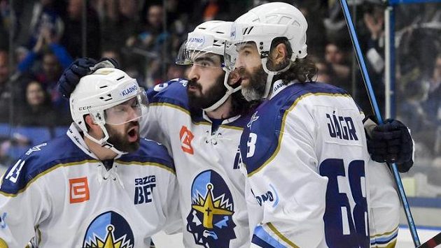Ladislav Zikmund z Kladna (uprostřed) se raduje z gólu proti Chomutovu se spoluhráči Antonínem Melkou (vlevo) a Jaromírem Jágrem (vpravo). Ladislav Zikmund z Kladna (uprostřed) se raduje z gólu proti Chomutovu se spoluhráči Antonínem Melkou (vlevo) a Jaromírem Jágrem (vpravo).