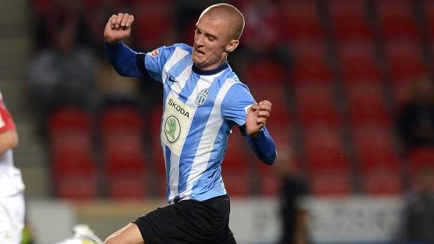 Brankář Slavie Karel Hrubeš a jeho faul na Martina Nešpora. Brankář Slavie Karel Hrubeš a jeho faul na Martina Nešpora.