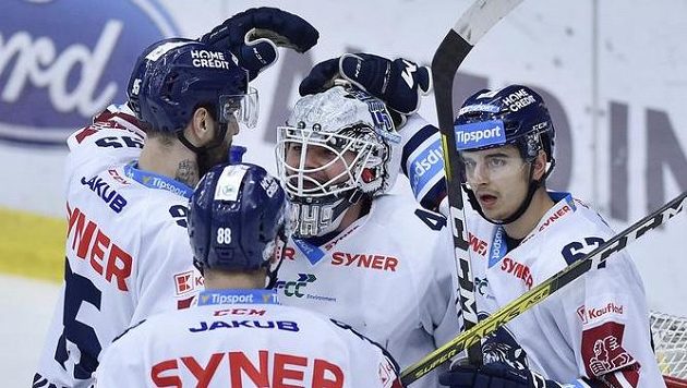 Brankář Liberce Dominik Hrachovina se raduje se spoluhráči z vítězství nad Kometou. Brankář Liberce Dominik Hrachovina se raduje se spoluhráči z vítězství nad Kometou.