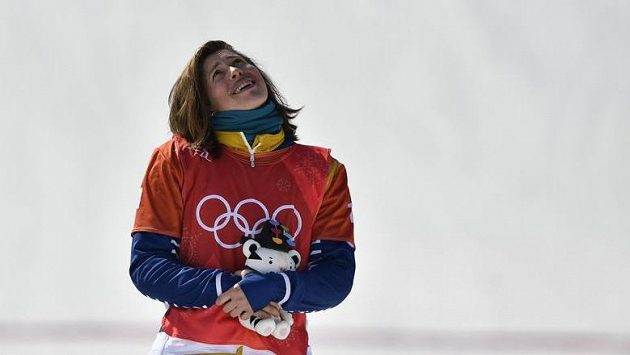 Dojatá a šťastná Eva Samková vzhlíží k nebesům. Dojatá a šťastná Eva Samková vzhlíží k nebesům.