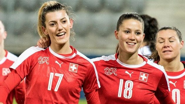 Švýcarská fotbalistka Florijana Ismailiová (17). Švýcarská fotbalistka Florijana Ismailiová (17).