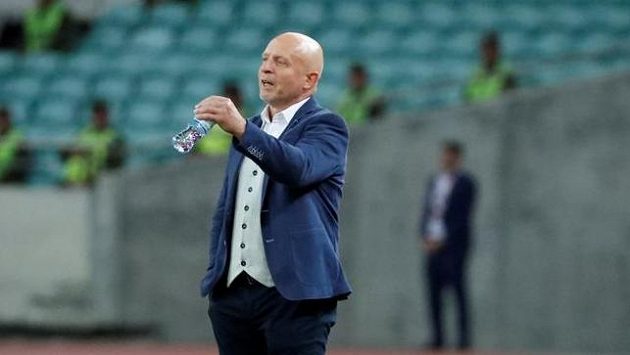 Karel Jarolím při utkání v Baku. Karel Jarolím při utkání v Baku.
