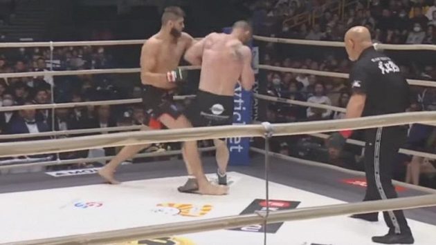 Hotovo. Jiří Procházka poslal Američana C.B. Dollawaye k zemi a český zápasník MMA obhájil titul v japonské organizaci Rizin. Hotovo. Jiří Procházka poslal Američana C.B. Dollawaye k zemi a český zápasník MMA obhájil titul v japonské organizaci Rizin.