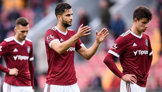 Zklamaní fotbalisté Sparty Praha Dávid Hancko a Adam Hložek po remíze s Jabloncem. Zklamaní fotbalisté Sparty Praha Dávid Hancko a Adam Hložek po remíze s Jabloncem.