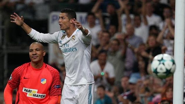 Cristiano Ronaldo přesvědčoval rozhodčího v utkání Ligy mistrů marně. Jeho rána nebyla gólová, ukázala to moderní technologie. Cristiano Ronaldo přesvědčoval rozhodčího v utkání Ligy mistrů marně. Jeho rána nebyla gólová, ukázala to moderní technologie.