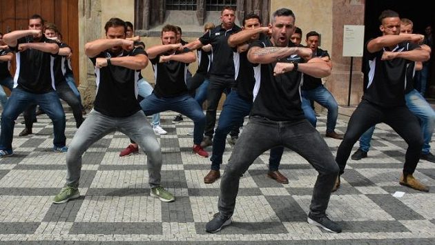 Novozélandští ragbisté předvedli svou tradiční haku hned vedle orloje na Staroměstském náměstí. Novozélandští ragbisté předvedli svou tradiční haku hned vedle orloje na Staroměstském náměstí.