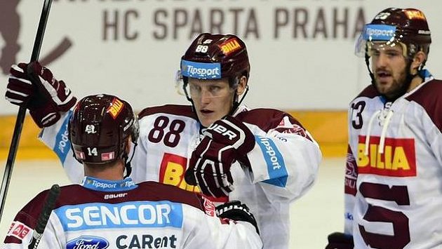 Lukáš Pech se raduje se spoluhráči z gólu. Lukáš Pech se raduje se spoluhráči z gólu.