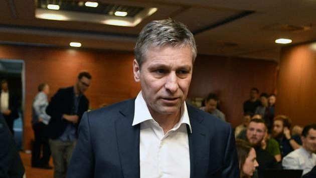 Trenér hokejové reprezentace Josef Jandač jde oznámit nominaci na olympijské hry. Trenér hokejové reprezentace Josef Jandač jde oznámit nominaci na olympijské hry.