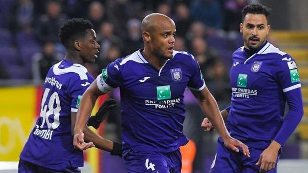 Vedení Anderlechtu Brusel požádalo své fotbalisty, aby se vzdali jednoho měsíčního platu. Vedení Anderlechtu Brusel požádalo své fotbalisty, aby se vzdali jednoho měsíčního platu.
