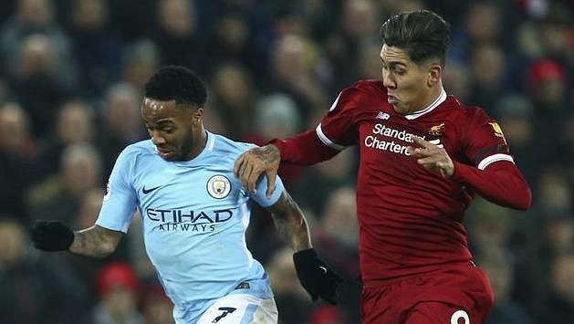 Raheem Sterling z Manchesteru City (vlevo) a liverpoolský Roberto Firmino. Raheem Sterling z Manchesteru City (vlevo) a liverpoolský Roberto Firmino.