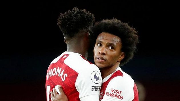 Brazilský fotbalista Willian (vpravo) v Arsenalu končí. Archivní foto Brazilský fotbalista Willian (vpravo) v Arsenalu končí. Archivní foto