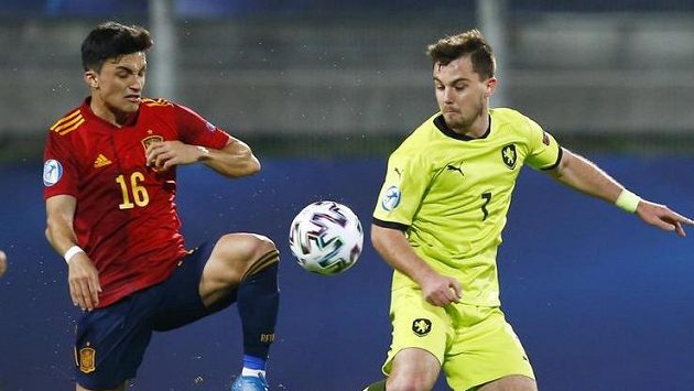 Pavel Bucha (7) a Španěl Manu García. Pavel Bucha (7) a Španěl Manu García.