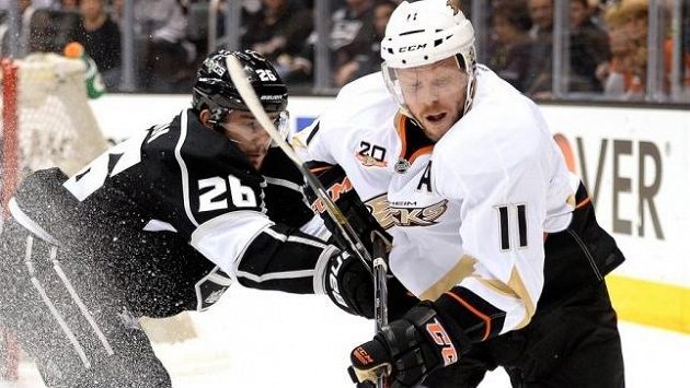 Finský útočník Saku Koivu (vpravo) v dresu Anaheimu v souboji se Slávou Vojnovem z Los Angeles v utkání NHL. Finský útočník Saku Koivu (vpravo) v dresu Anaheimu v souboji se Slávou Vojnovem z Los Angeles v utkání NHL.